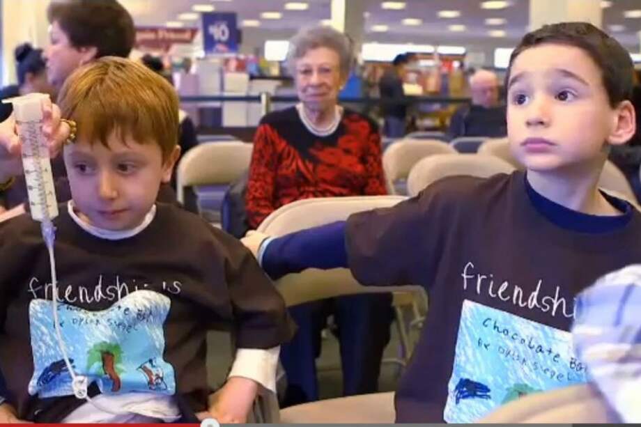 Niño de 6 años recauda US$92.000 para investigar la enfermedad de su amigo