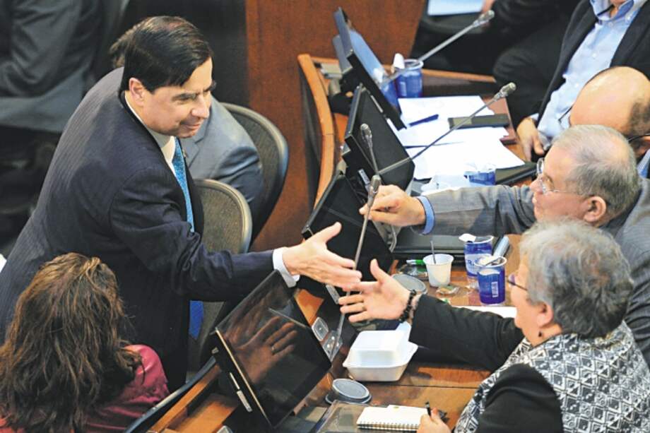 El ministro del Interior, Juan Fernando Cristo, durante el debate de la ley de amnistía en las comisiones primeras conjuntas de Senado y Cámara. / Foto: Cristian Garavito