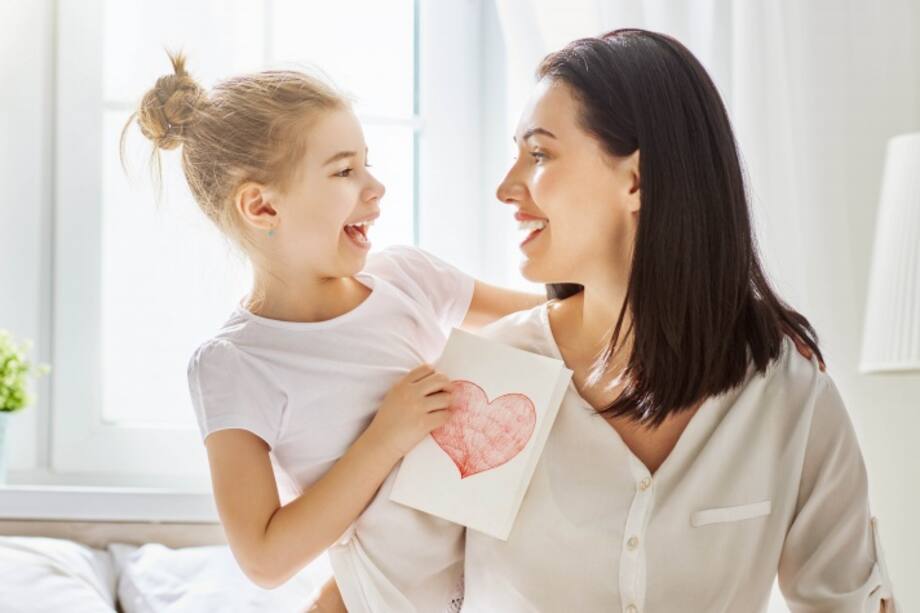 Mamá e hija sonriendo