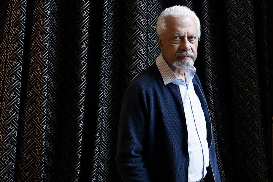 Cuatro años después de ganar el Premio Nobel de Literatura, el escritor tanzano Abdulrazak Gurnah regresa a las librerías con 'Un largo camino', una obra que transcurre en los años noventa del siglo pasado. En 2021 fue galardonado con el Premio Nobel de Literatura por su «conmovedora descripción de los efectos del colonialismo y la historia de los refugiados en el abismo entre culturas y continentes».