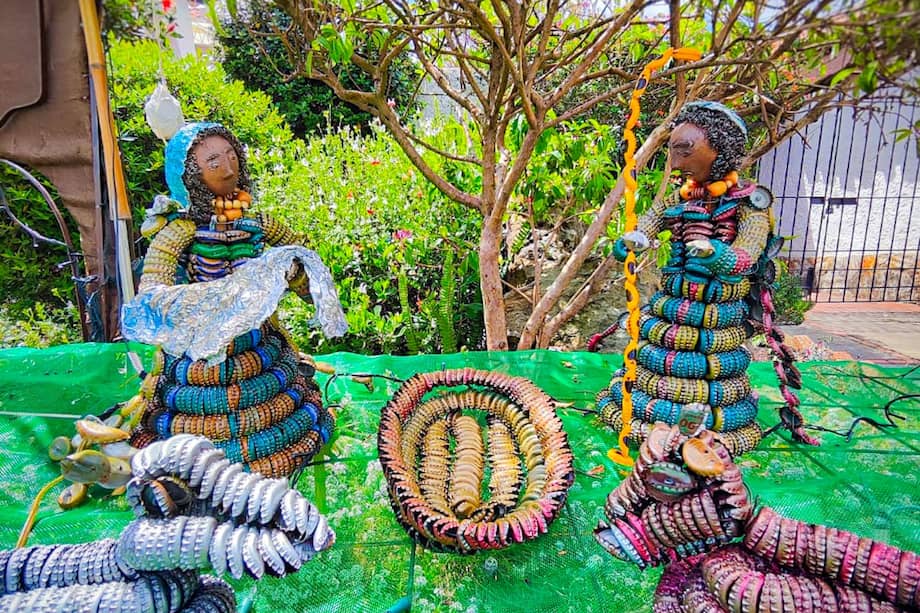 El programa está dirigido a las alcaldías municipales, Juntas de Acción Comunal (JAC) y comunidades legalmente constituidas de los 98 municipios de Cundinamarca, 6 de Boyacá y la ruralidad de Bogotá, que forman parte de la jurisdicción de la entidad. Los participantes deberán elaborar sus pesebres y árboles navideños con materiales reciclables como botellas, latas, llantas, papel, cartón, entre otros elementos reutilizables.