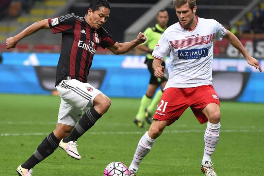 El colombiano Carlos Bacca (i) disputa el balón con Simone Romagnoli (d) del Carpi. / EFE