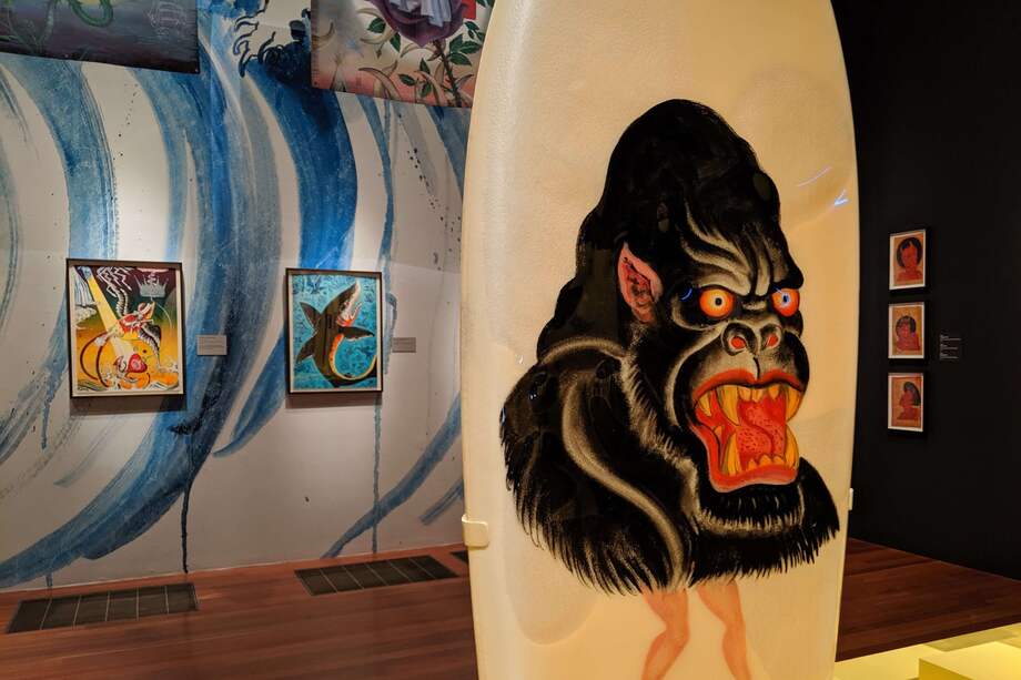 Vista de algunas creaciones del tatuador Ed Hardy durante una presentación a la prensa de la exposición "Ed Hardy: Deeper than Skin" (Ed Hardy: Más Profundo que la Piel) este miércoles en el museo De Young en San Francisco, California (Estados Unidos). Si los tatuajes pasaron en pocas décadas de parias del mundo del arte a disciplina respetada, gran parte del mérito es de Ed Hardy, un tatuador revolucionario con influencias de Goya y Rembrandt a quien el museo De Young de San Francisco rinde ahora homenaje con una retrospectiva. / EFE/Marc Arcas