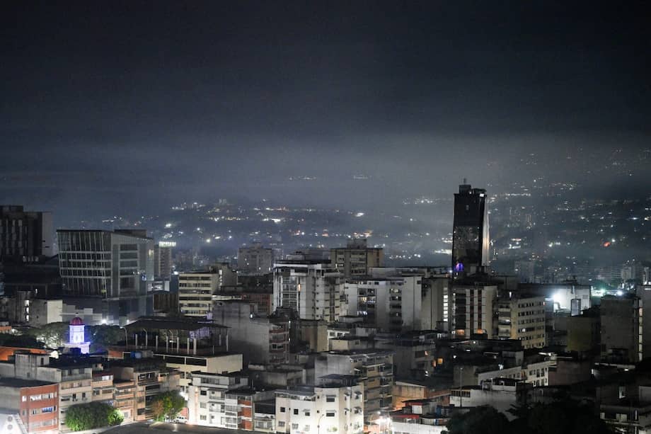 Vista nocturna de Caracas tomada tras una serie de explosiones ocurridas el 3 de enero de 2026. Fuertes explosiones, acompañadas de sonidos similares a sobrevuelos aéreos, se escucharon en Caracas alrededor de las 2:00 a. m. (06:00 GMT) del 3 de enero, según informó un periodista de AFP.
