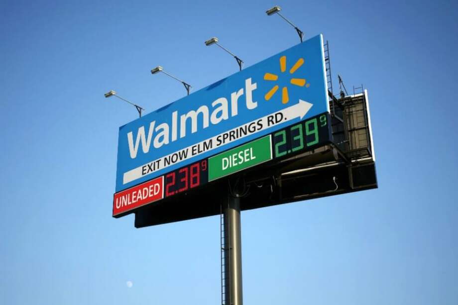 Walmart ha afirmado que sus robots permiten la reasignación de empleados a roles menos mundanos, no la eliminación de empleos. Sin embargo, está claro que su flota de robots está creciendo. / Bloomberg.