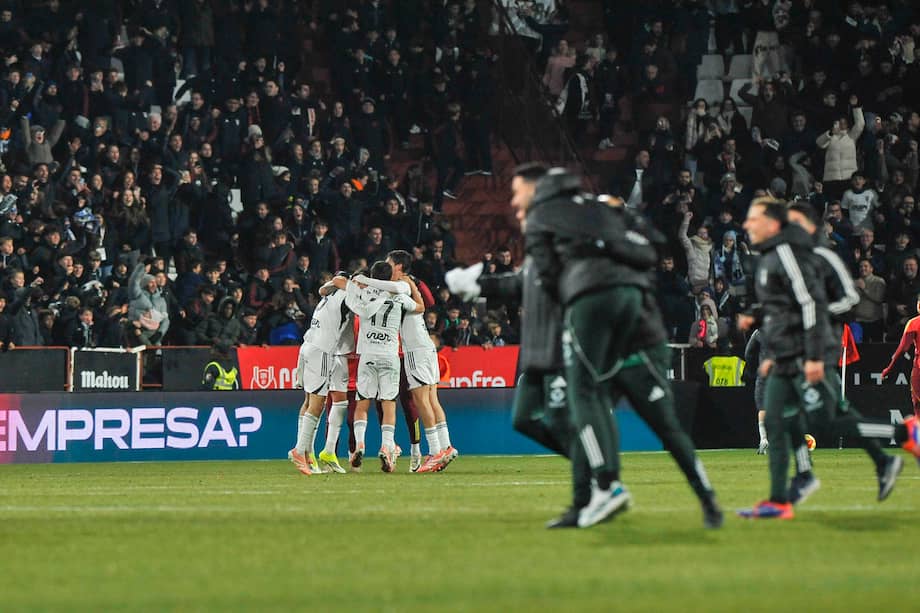 Los jugadores del Albacete celebran la victoria al finalizar el partido de octavos de final de la Copa del Rey que Albacete Balompié y Real Madrid disputaron este miércoles en el estadio Carlos Belmonte.