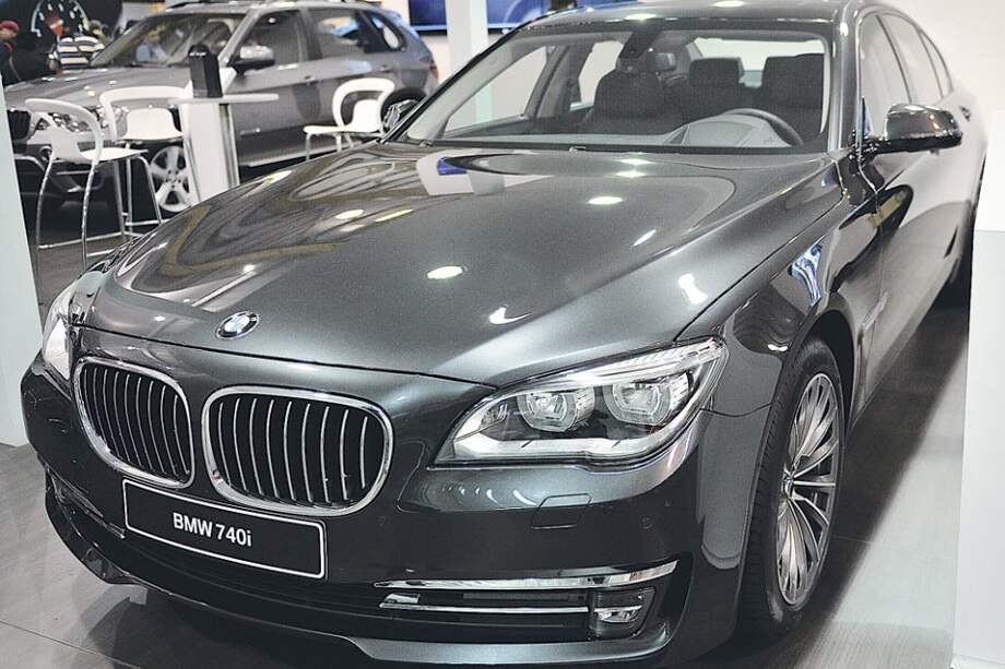 El buque insignia de BMW, el Serie 7, es la primera limosina deportiva del mercado que recibe un importante remozamiento estético y de tecnologías a bordo. Cinco cámaras instaladas a su alrededor facilitan la tarea de estacionar.