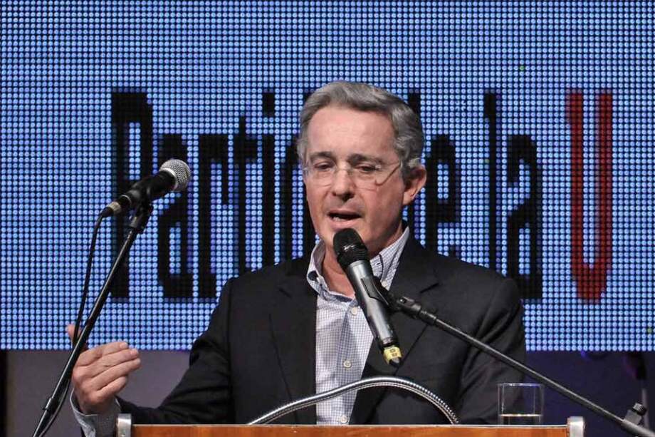 Uribe durante su discurso en la Asamblea del partido de La U.