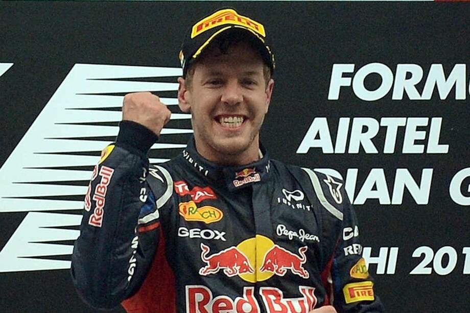 Sebastian Vettel de Red Bull, celebra su victoria en el podio.