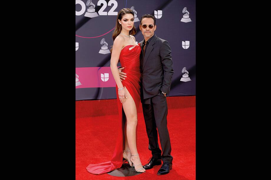 En la gala de los Latin Grammy 2022, Marc Anthony, quien recibió el galardón en la categoría 'Mejor Álbum de Salsa', agradeció a su novia por hacerlo feliz.