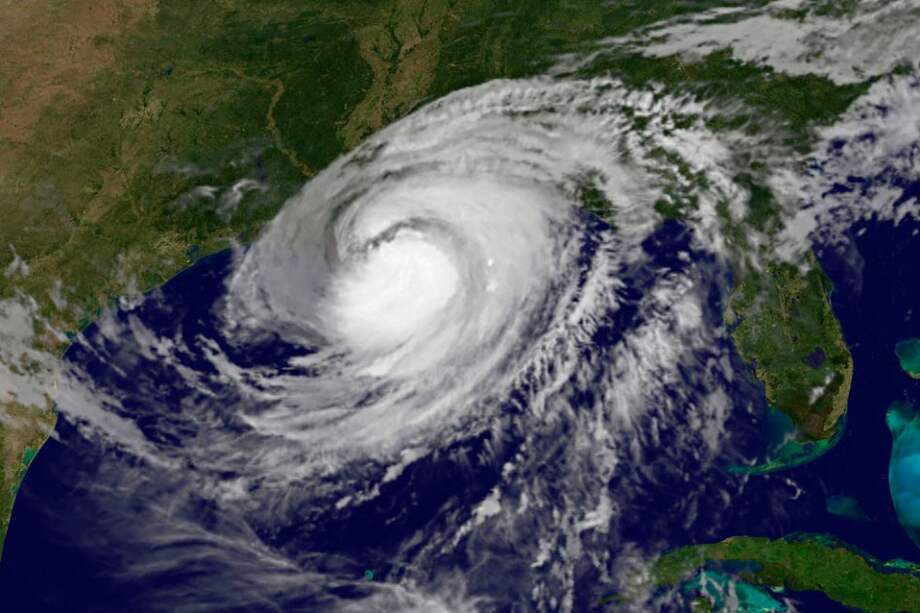 Imagen satelital de Isaac tocando suelo estadounidense. Foto: AFP