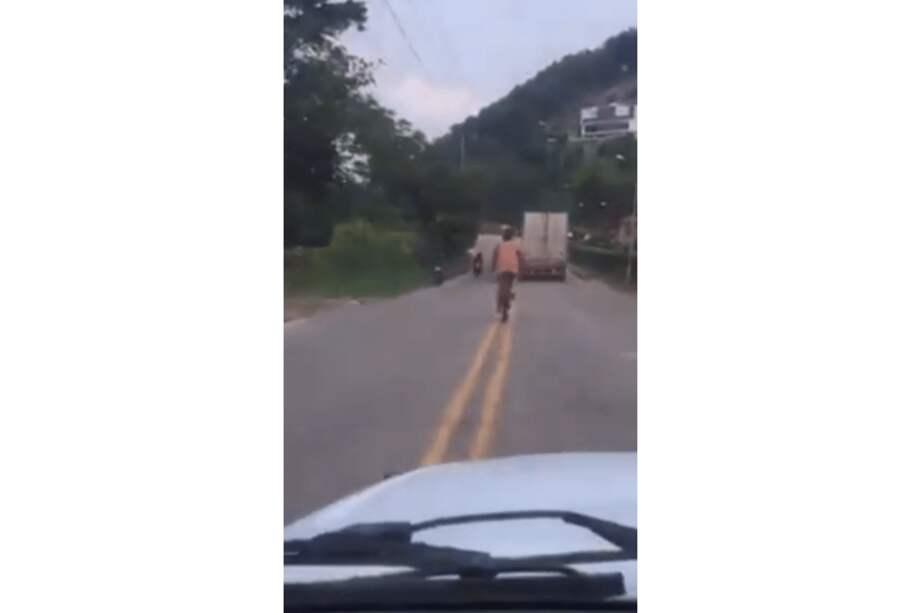 El ciclista se movilizó por la vía de Piedecuesta, Santander. / Tomado de Twitter: @AlfonsoPinedaCh