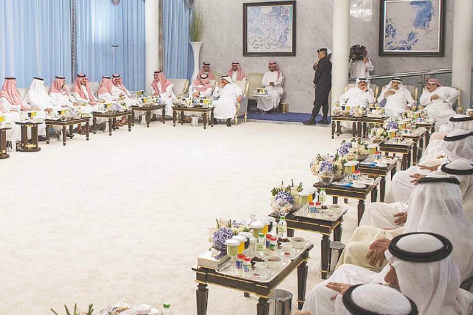 Los representantes de los países árabes reunidos para tratar la crisis con Catar. Piden una hoja de ruta frente a ese país. / AFP