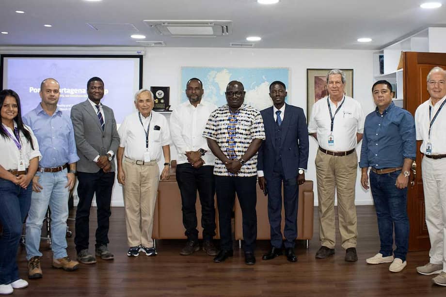 Cuarto desde la izquierda: Capitán Alfonso Salas Trujillo, gerente general del Grupo Puerto de Cartagena.