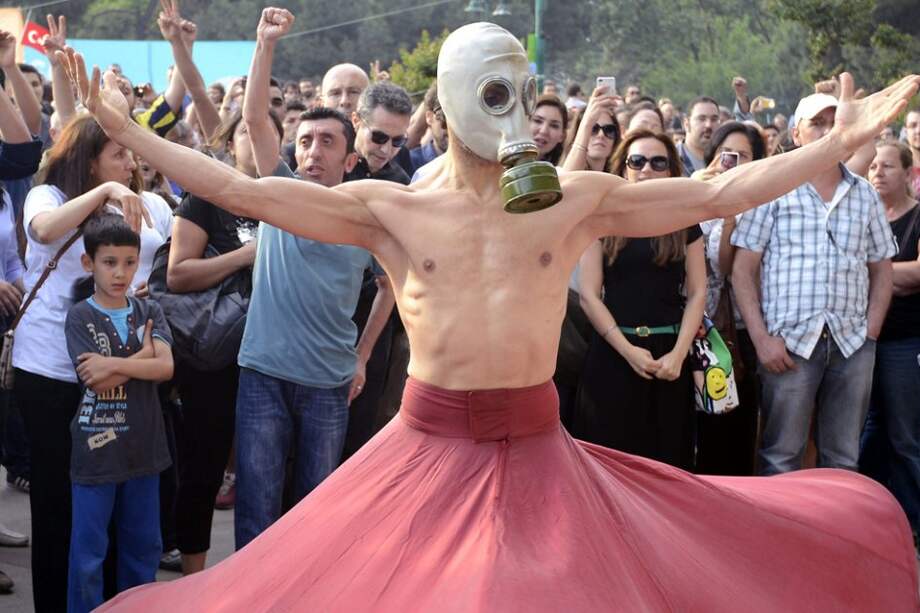 Manifestantes durante una protesta en el Parque Gezi de Estambul (Turquía)/ EFE