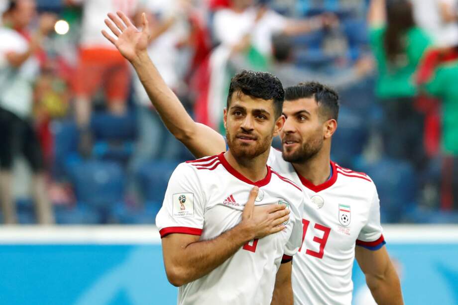 Los defensas iraníes Morteza Pouraligan (izquierda) y el Mohammad Khanzadeh (derecha) celebran tras vencer 1-0 ante la selección marroquí durante el partido Marruecos-Irán, del Grupo B del Mundial de Fútbol de Rusia 2018, en el Estadio de San Petersburgo en Rusia.