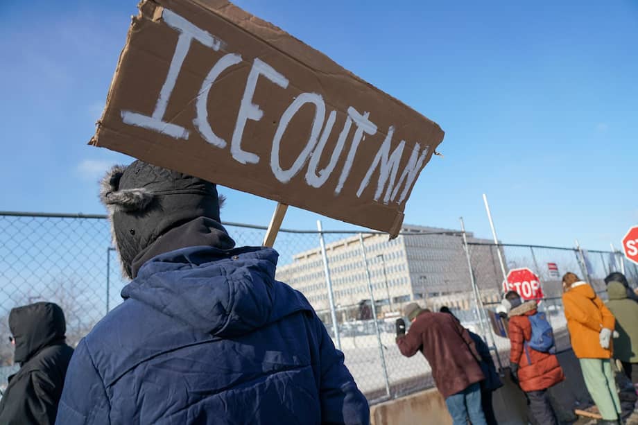 Los manifestantes se reúnen en el edificio federal Henry Whipple, que alberga oficinas de ICE y un centro de detención, el día después de que Alex Pretti recibiera un disparo mortal.