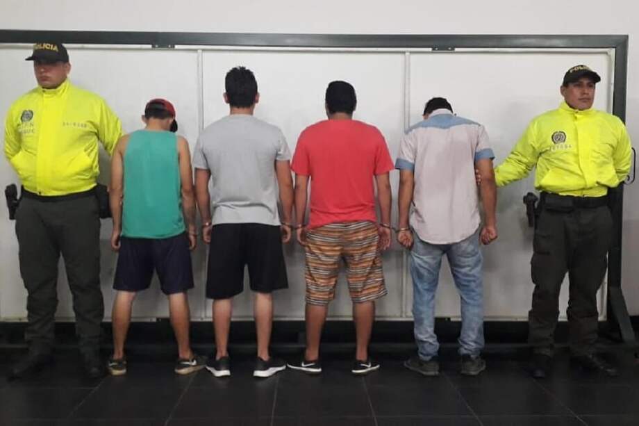 Los capturados fueron presentados ante la Fiscalía General de la Nación por los delitos de hurto calificado y agravado y uso de menores de edad en la comisión de delitos. / Policía