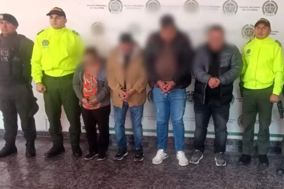 Cinco de estos delincuentes fueron capturados mediante orden judicial y uno en flagrancia, incautándoles 50 cartuchos calibre 7.65 y 10 celulares con posible información de su actuar delincuencial.