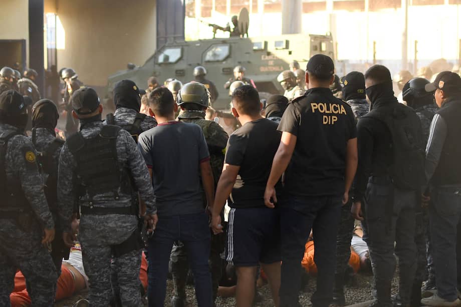 Guardias del sistema penitenciario custodian a los presos en la cárcel de máxima seguridad conocida como Renovación I, en Escuintla (Guatemala).