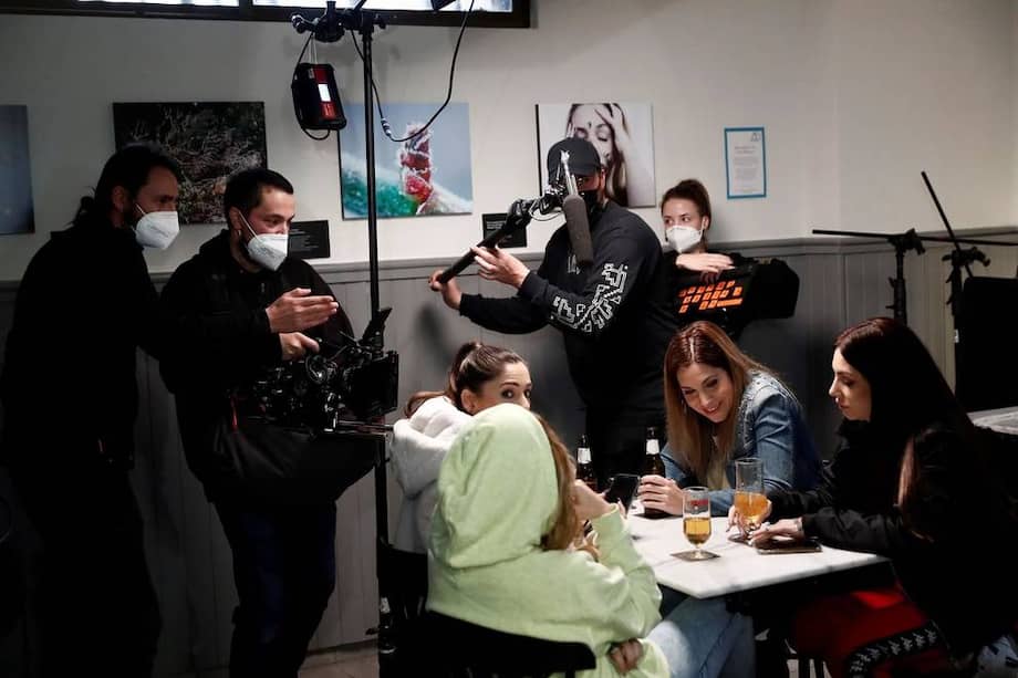 Toda persona que llega a un rodaje, tras pasar por el set donde se le toma la temperatura, recibe una mascarilla (tapabocas), se limpia los pies en un tapete de desinfección y se aplica gel hidroalcohólico.