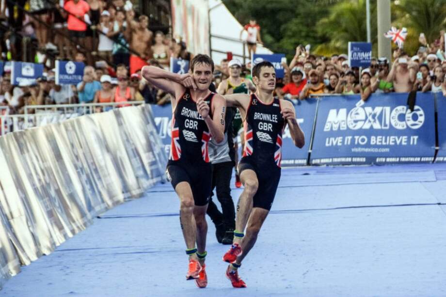 Los hermanos Brownlee llegan a la meta en el triatlón en Cozumel, México. Foto: AFP