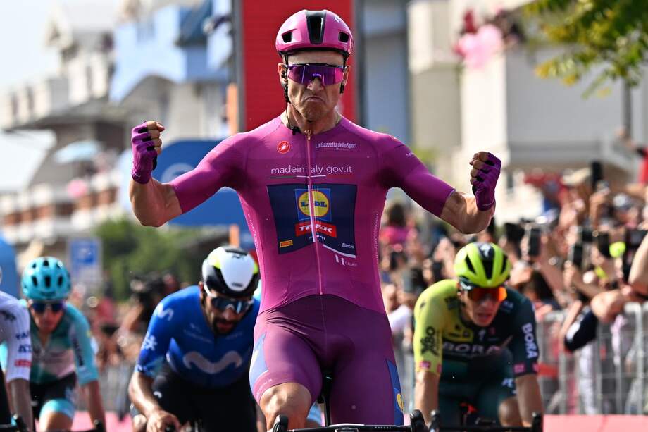 El ciclista italiano Jonathan Milan, del equipo Lidl Trek, celebra tras cruzar la línea de meta y ganar la undécima etapa del 107 Giro d'Italia 2024, carrera ciclista de 207 km desde Foiano di Val Fortore hasta Francavilla al Mare, Italia, 15 de mayo de 2024.