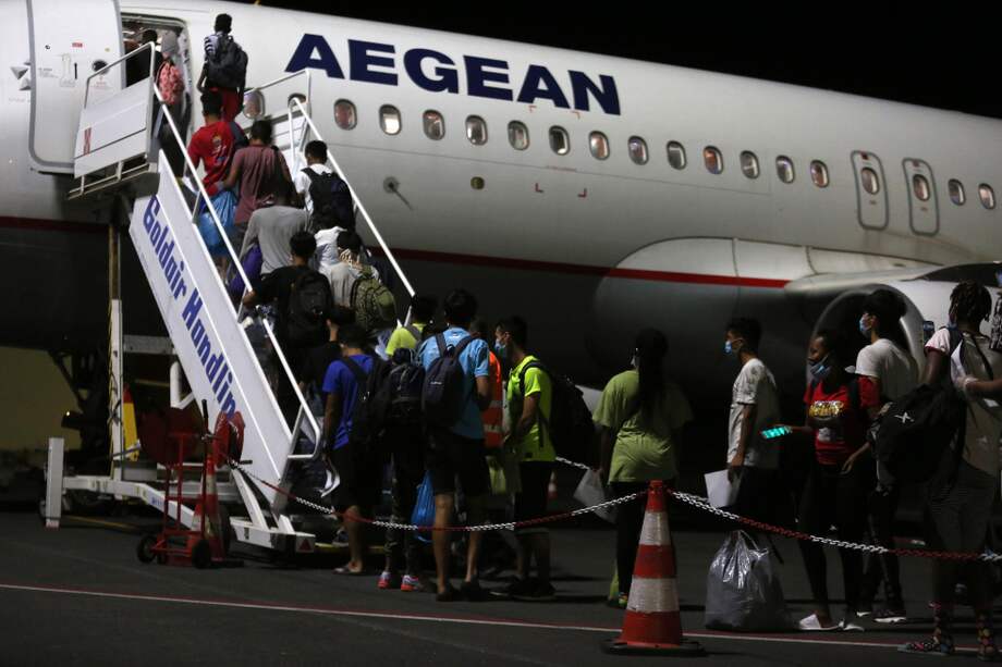 Cientos de migrantes fueron sacados del centro de refugio destruido.