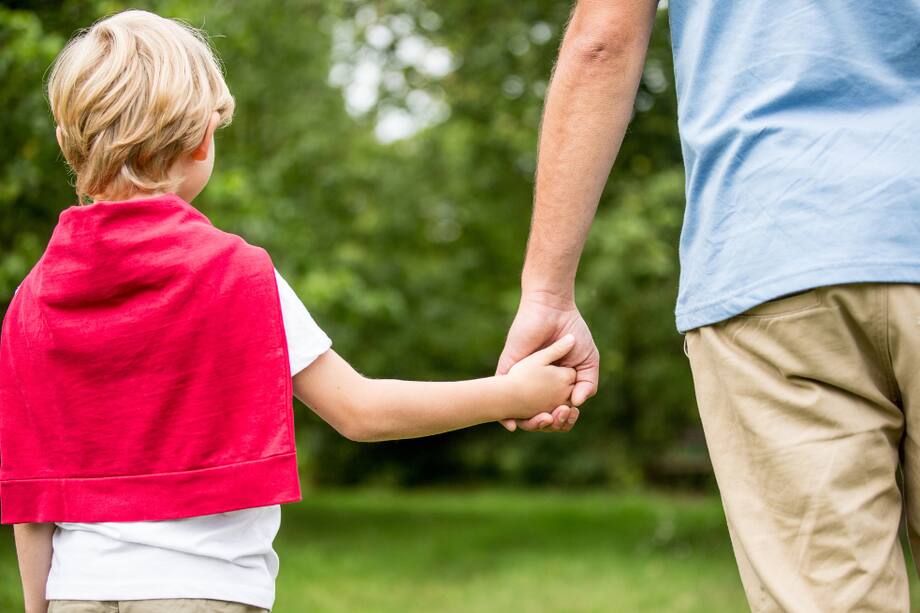 La empatía es fundamental, y también aplica para la escucha asertiva. Gabriela Gutiérrez, psicóloga de la Universidad Central, menciona que para crear un ambiente seguro es importante escuchar a los niños: “Hacerlo sin estigmas es indispensable, porque también nos permite recordar cuando en nuestra infancia teníamos esas preguntas; recordar y ponerse en el lugar del otro”