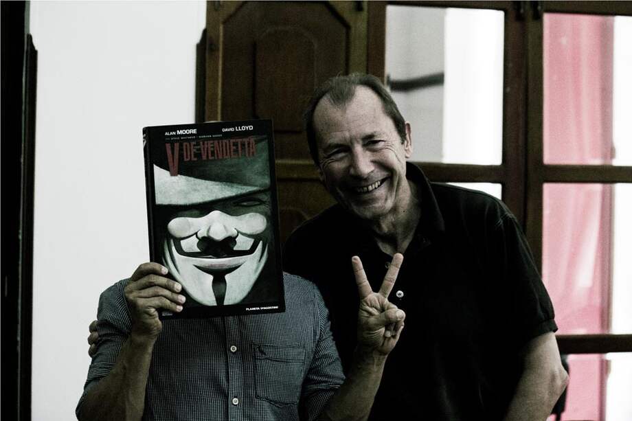 El dibujante David Lloyd (derecha) creó la máscara de ‘V de venganza’. / Rodrigo Grajales