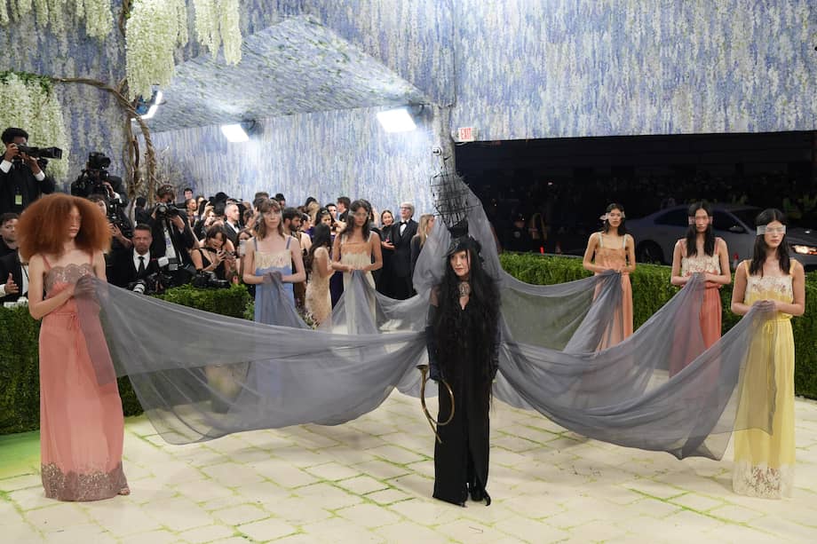La cantante estadounidense Madonna (c) posa este lunes, durante la alfombra blanca de la Met Gala en Nueva York (EE.UU.)./ EFE/ Octavio Guzmán