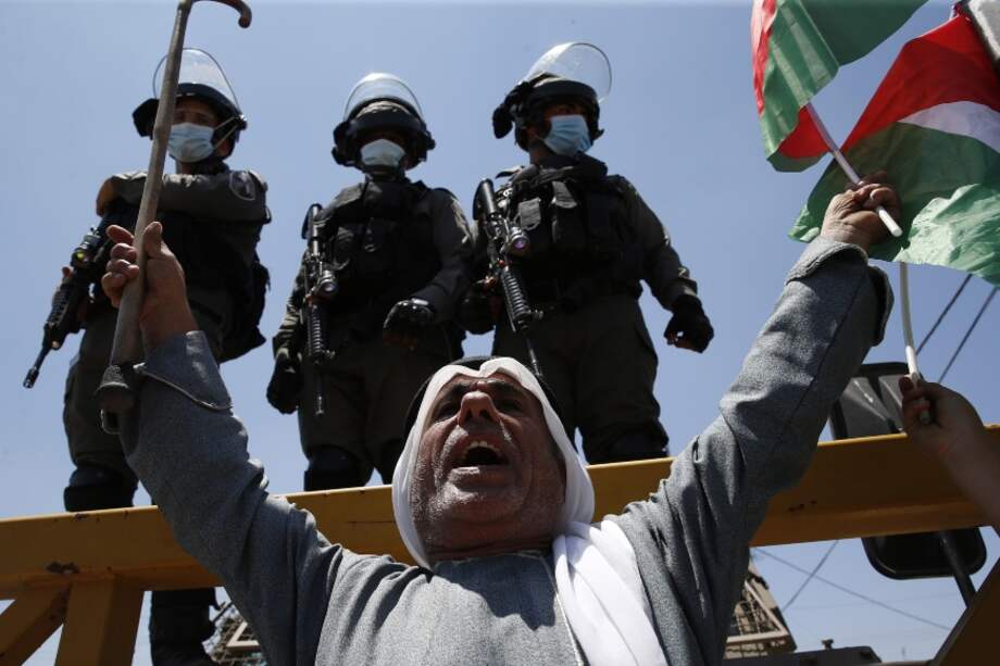 Un manifestante palestino protesta contra los planes de Israel de anexionar partes de la Cisjordania ocupada.