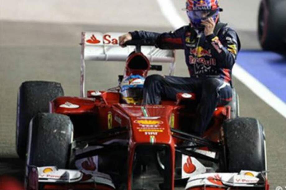 Webber, sancionado por subir al auto de Alonso en el GP de Singapur