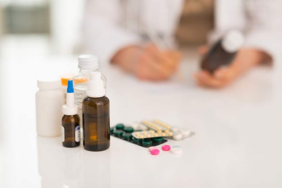 Entre las prebendas que ofrece un visitador médico están viajes, comidas, patrocinio para congresos o dinero en efectivo. / 123rf