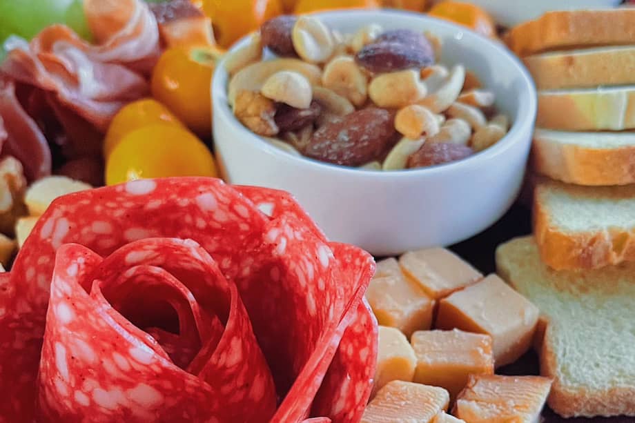 Usa también en esta tabla de quesos, jamón de cerdo y aceitunas.