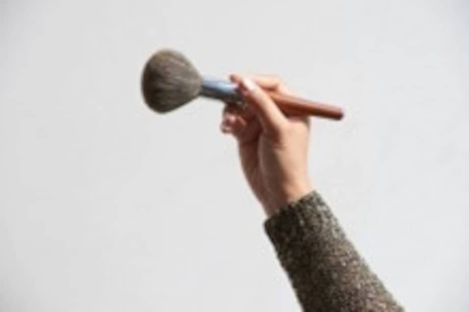 Puede hacer uso de agua tibia o fría junto a un producto de limpieza neutro.