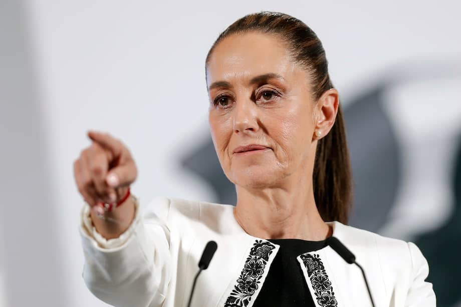 La presidenta de México, Claudia Sheinbaum, habla durante su conferencia matutina en Palacio Nacional de la Ciudad de México (México).