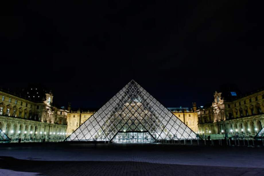 Fachada del Museo Louvre.