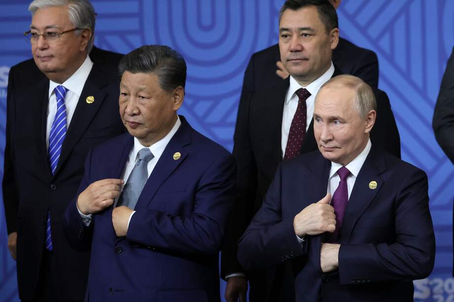 El presidente ruso, Vladimir Putin (dcha.), conversa con el presidente chino, Xi Jinping (izq.), ambos miembros de los BRICS. EFE/EPA/MAXIM SHIPENKOV