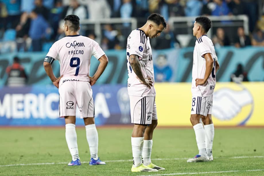 Los jugadores de Millonarios lamentando la derrota en el partido contra O’Higgins en Chile.