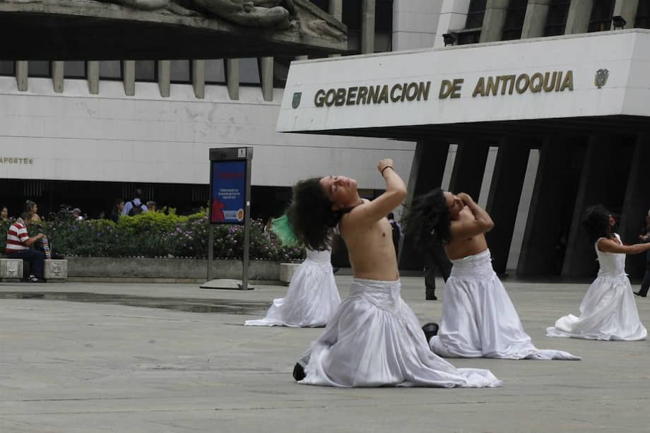 Este jueves 9 de octubre actores del teatro Hora 25 realizaron una intervención artística en la avenida San Juan y en el centro administrativo La Alpujarra para llamar la atención por la violencia contra las mujeres.