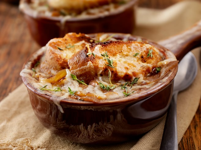 Sopa de cebolla francesa con queso gruyère fundido: receta clásica