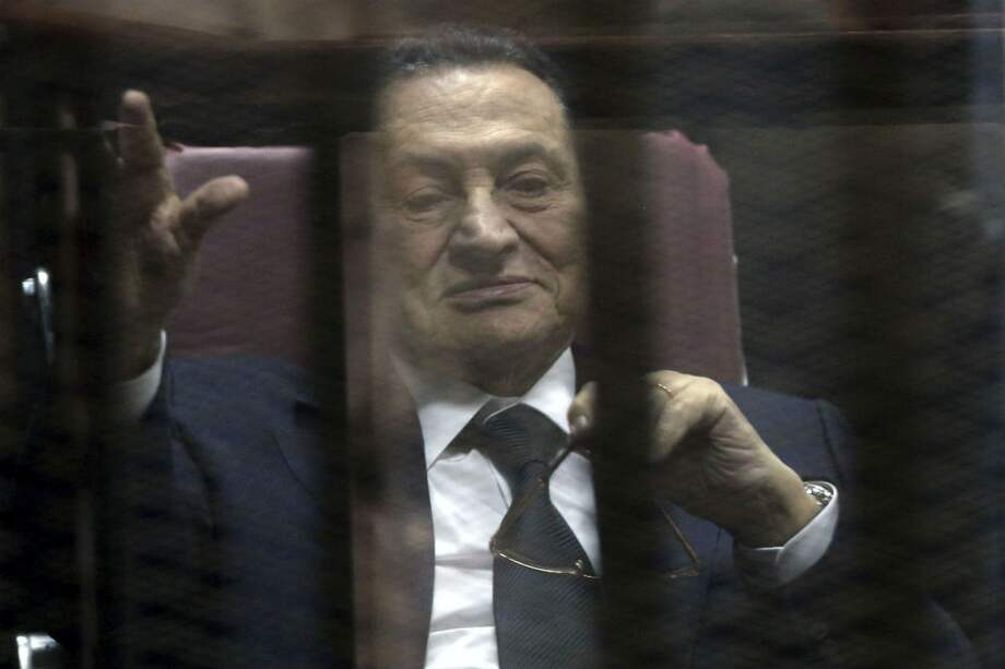 - Foto de archivo del expresidente egipcio Hosni Mubarak desde la sala de seguridad de los acusados en un tribunal en El Cairo (Egipto) el 29 de abril de 2015. / EFE