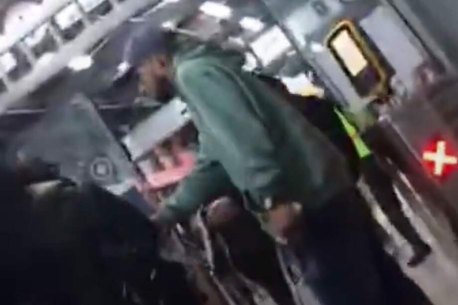TransMilenio aseguró que mantiene operativos con la Policía para combatir la venta ilegal de ingresos y la evasión del pago del pasaje.