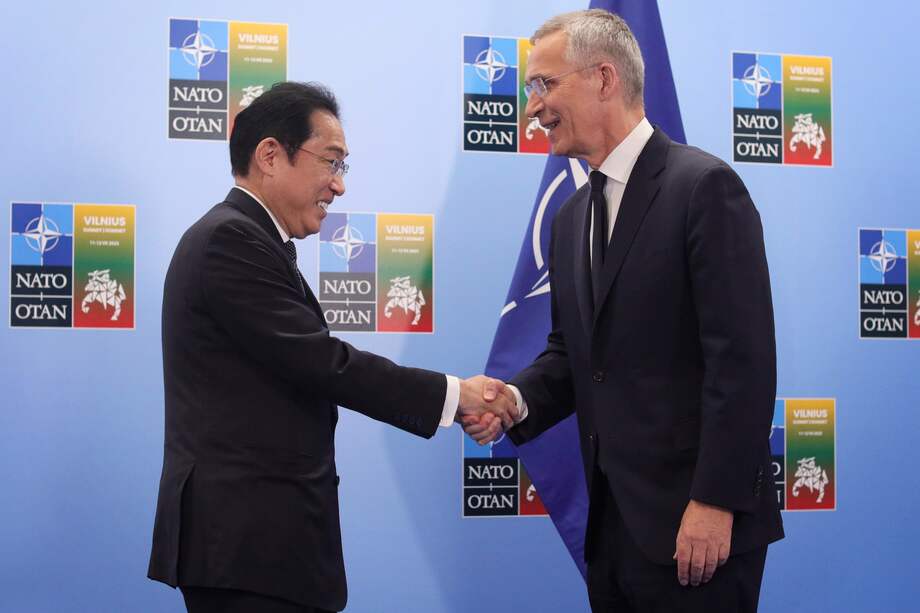 El secretario general de la OTAN, Jens Stoltenberg, y el primer ministro japonés, Fumio Kishida, se dieron la mano antes de su reunión bilateral durante la cumbre de la OTAN en Vilna, Lituania.