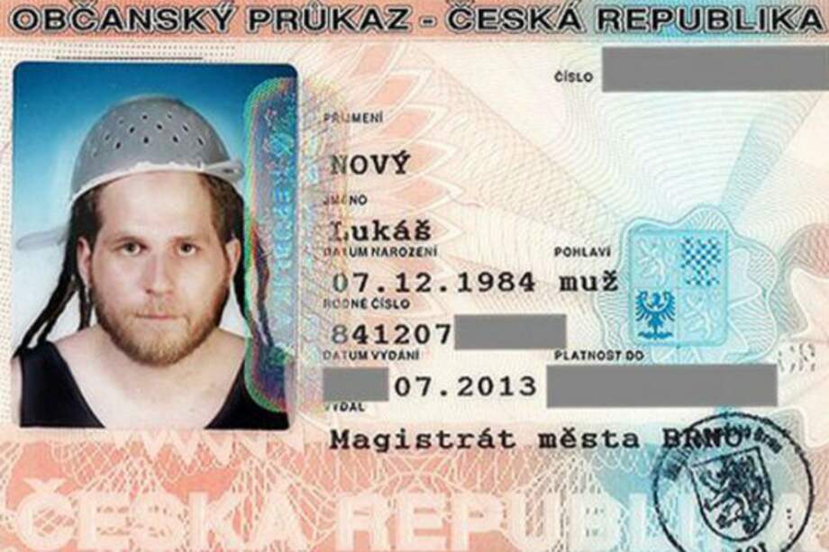 Un colador de pasta como tocado religioso