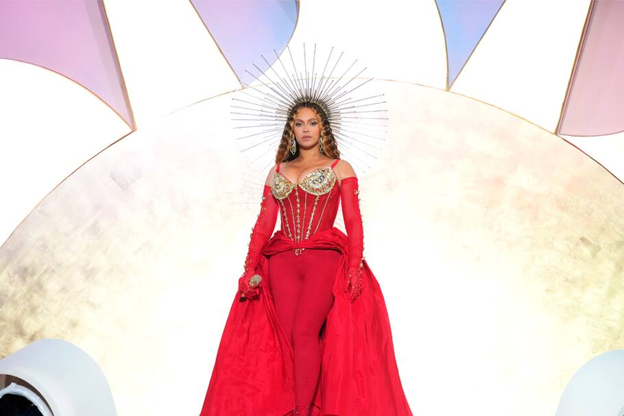 Para muchos fue extraño no verla pasar por la alfombra roja ni recibir el primer Grammy de la noche que se llevó. ¿Qué pasó?