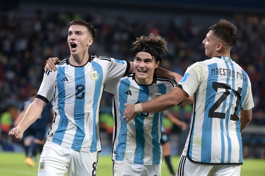 Máximo Perrone (izq.) de Argentina celebra su gol, en un partido del grupo A de la Copa Mundial de Fútbol sub-20 entre Argentina y Guatemala en el estadio Único de Ciudades en Santiago del Estero (Argentina).