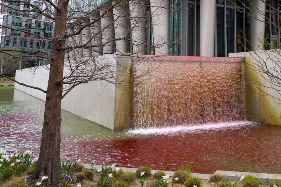Así se vio la protesta que hicieron activistas de Greenpeace en la Embajada de Estados Unidos en Londres, en medio del asedio israelí a la Franja de Gaza.