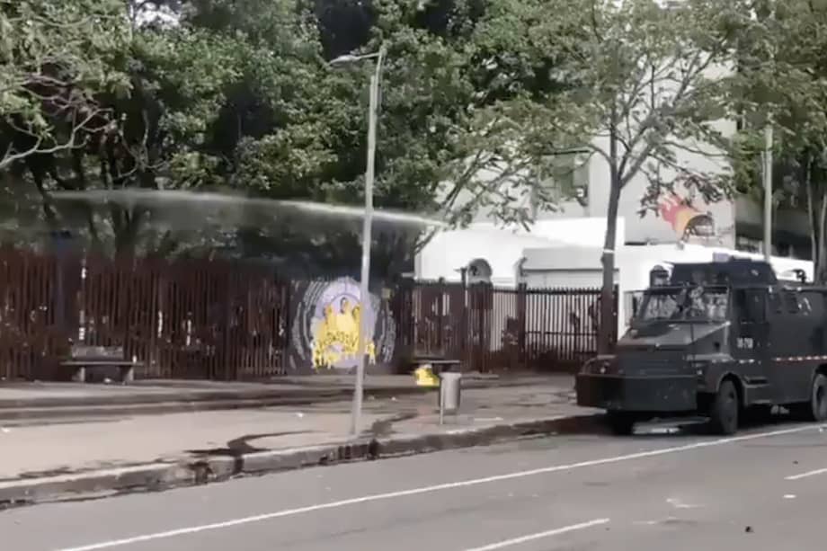 Las protestas de este 24 de febrero se desarrollaron el día en el que se cumplen 21 años desde la creación del Escuadrón Móvil Antidisturbios (Esmad). / Captura de video, tomado de Twitter: @D_C_Bogota